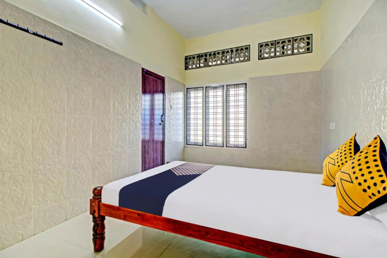 Spot On J P Tourist Home Kollam Buitenkant foto