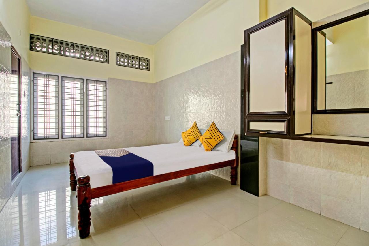 Spot On J P Tourist Home Kollam Buitenkant foto