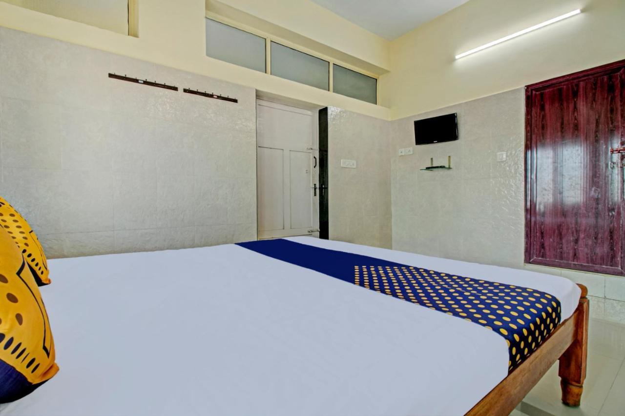 Spot On J P Tourist Home Kollam Buitenkant foto