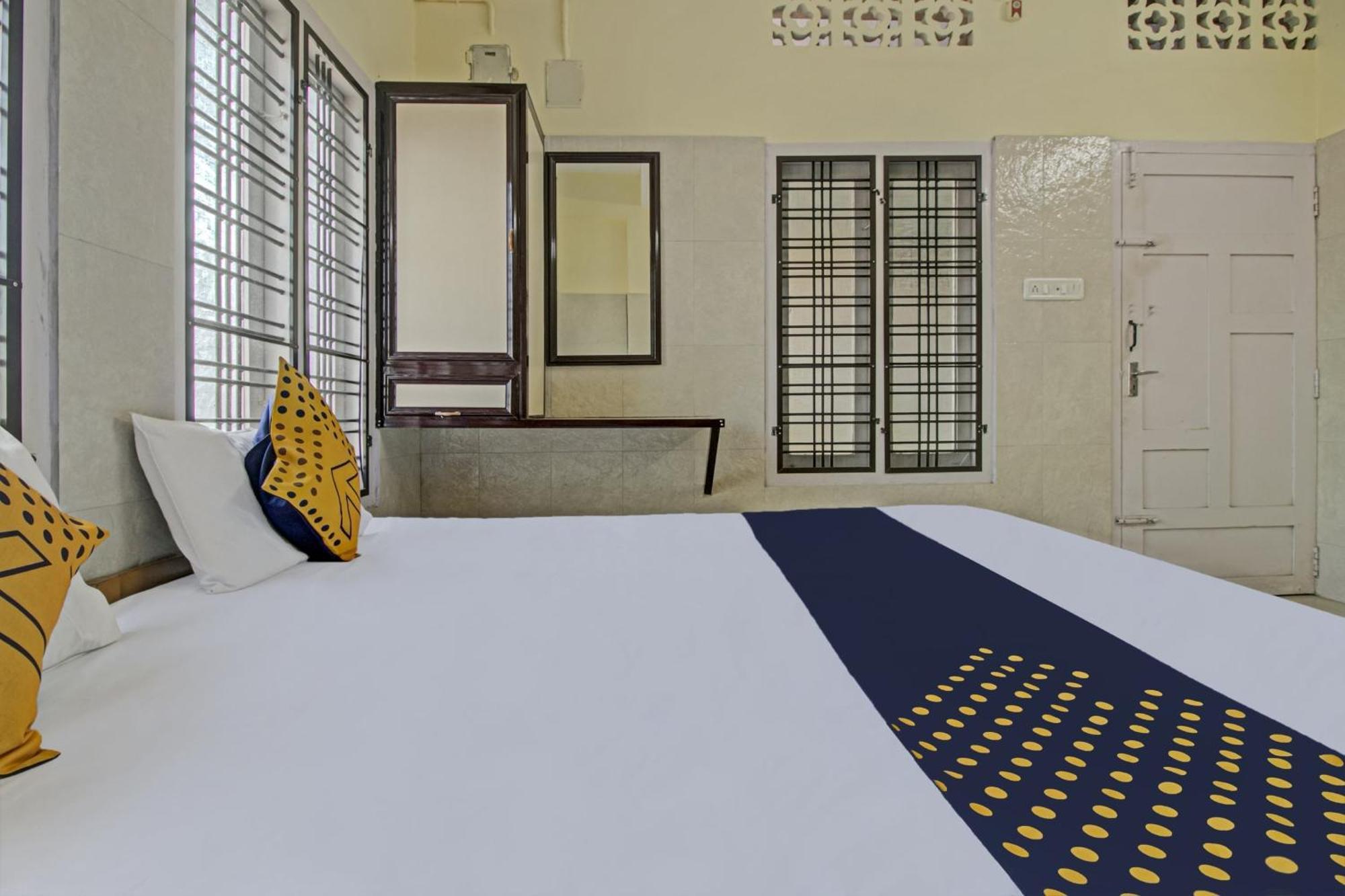 Spot On J P Tourist Home Kollam Buitenkant foto