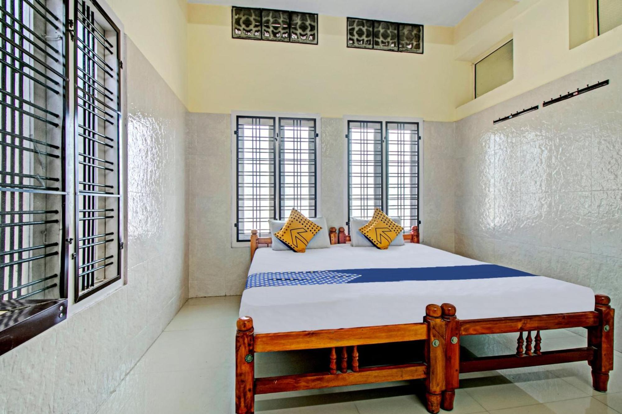 Spot On J P Tourist Home Kollam Buitenkant foto