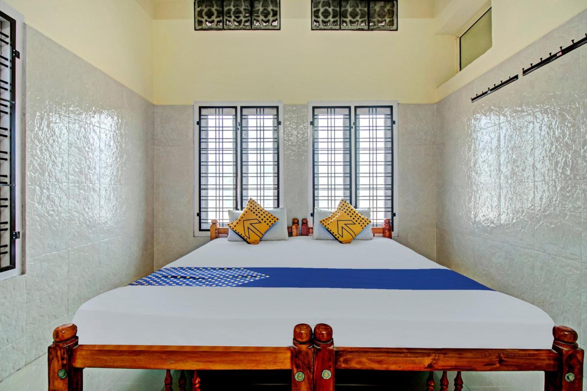 Spot On J P Tourist Home Kollam Buitenkant foto