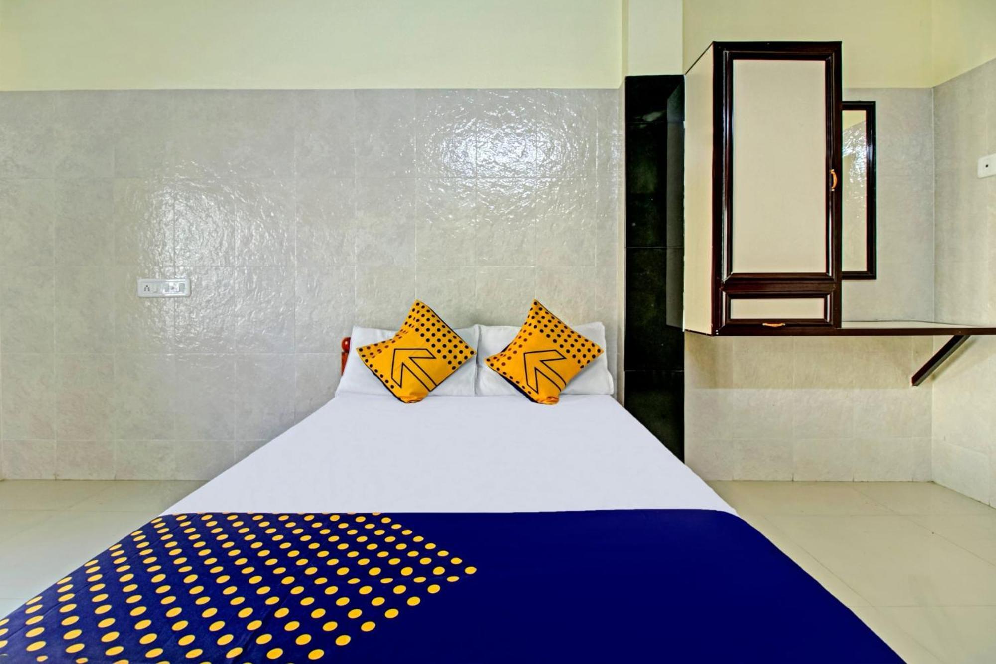 Spot On J P Tourist Home Kollam Buitenkant foto