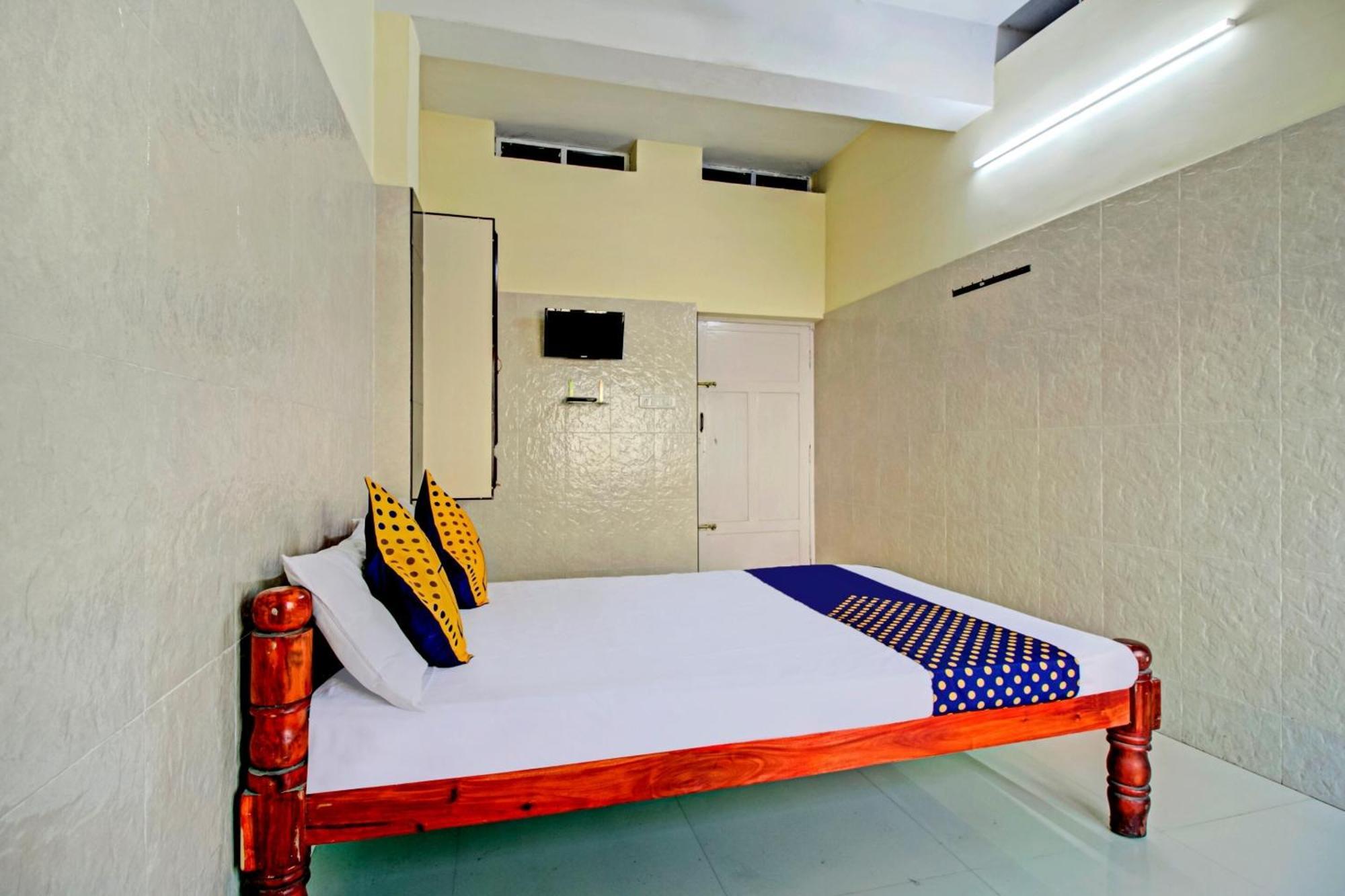 Spot On J P Tourist Home Kollam Buitenkant foto