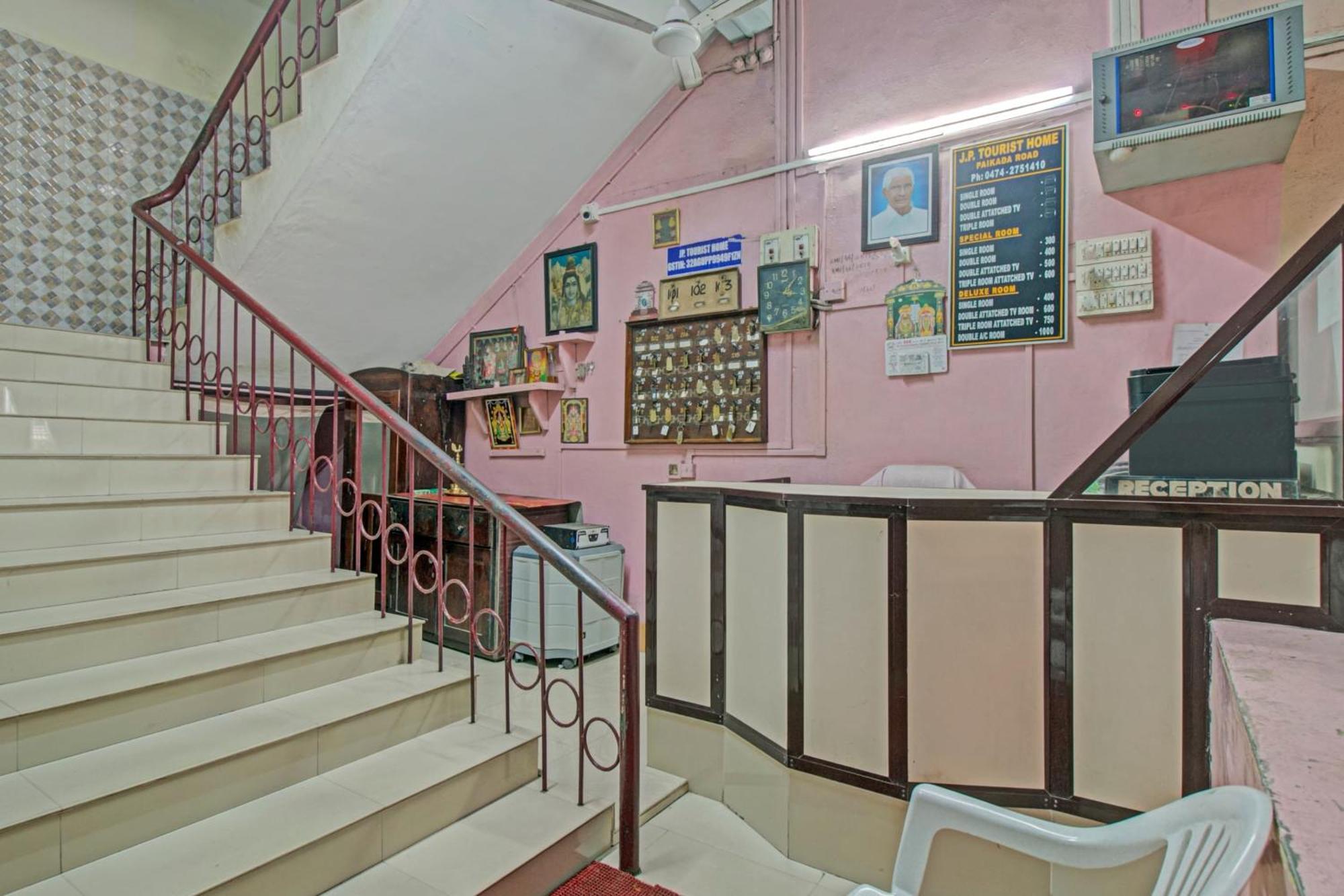 Spot On J P Tourist Home Kollam Buitenkant foto